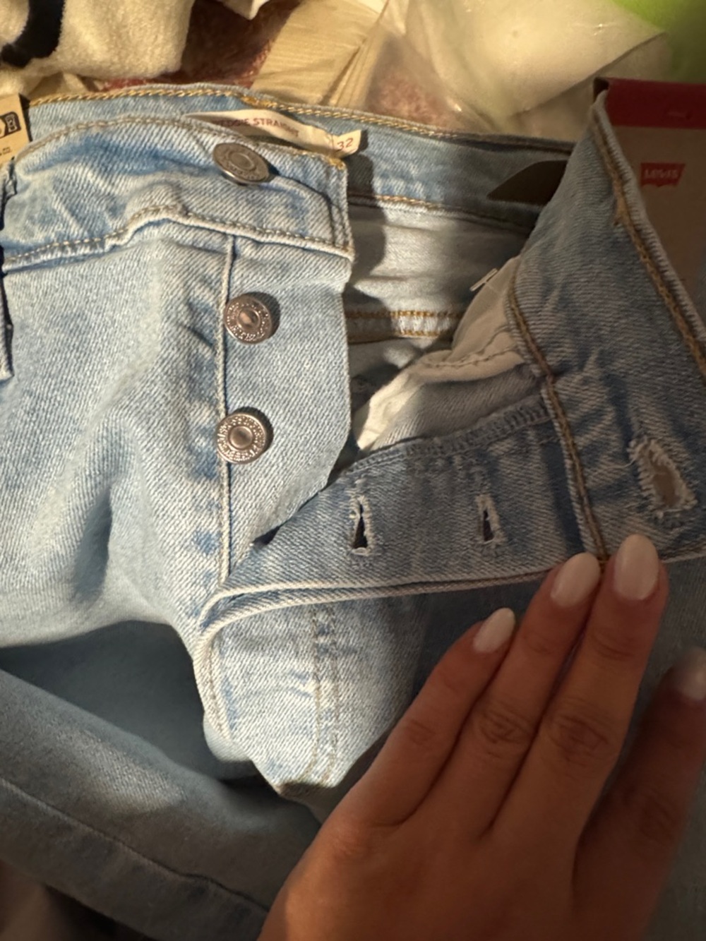 Size 32x28 Levi’s Wedgie Straight Jeans - Picture 6 of 6